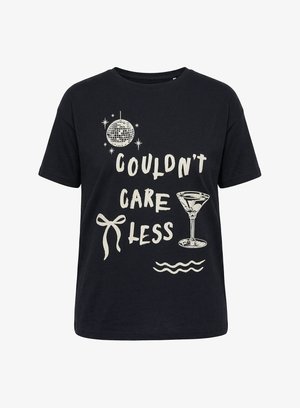 T-shirt nera a maniche corte con stampa bianca di una palla da discoteca, testo "COULDN'T CARE LESS", un fiocco, un bicchiere da martini e linee ondulate.