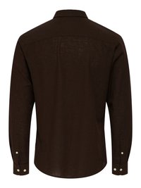 Chemise marron foncé à manches longues avec poignets boutonnés, col classique et dos uni, présentée sur fond blanc.