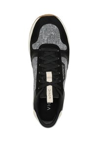 Zwarte en grijze sneaker met een gestructureerde bovenkant, suède accenten en zwarte veters. Beschikt over een gevoerde binnenzool en rubberen zool. Merklabel zichtbaar.