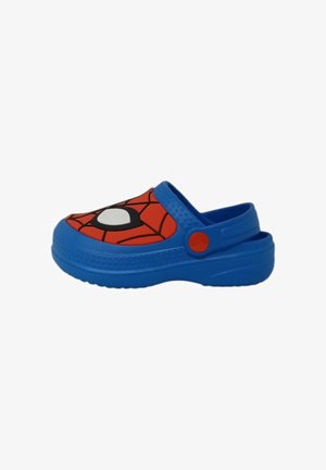 Zoccolo blu con cinturino regolabile e parte anteriore rossa con motivo a ragnatela nera e design dell'occhio bianco ispirato a una maschera da supereroe.