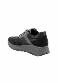 Scarpe stringate in suede nero con suola in gomma grigio scuro a contrasto, dotate di tacco imbottito e dettagli testurizzati.