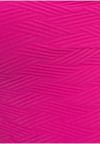 Tessuto magenta testurizzato con motivo a zigzag, caratterizzato da scanalature visibili e una superficie liscia, adatto per vari utilizzi tessili.