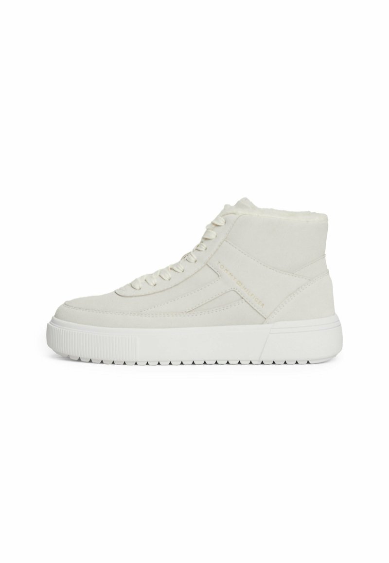 Baskets montantes en daim blanc avec une surface texturée, dotées de lacets, d'une cheville rembourrée et d'une semelle épaisse et texturée. Détail du logo sur le côté.