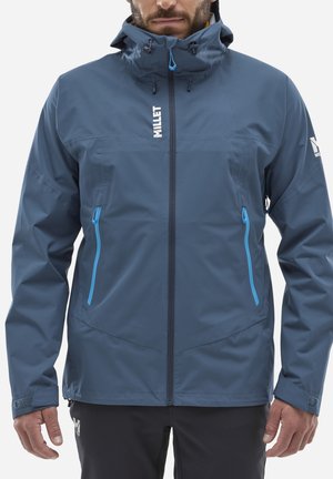 Veste étanche bleue avec fermeture éclair, capuche ajustable et deux poches zippées. Présente une texture lisse et des accents bleus contrastants.