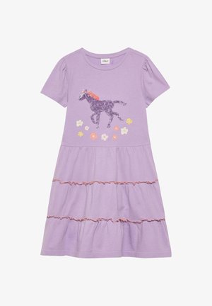 Lilakowa sukienka z krótkim rękawem i wielowarstwową spódnicą, z fioletowym koniem z cekinów i haftowanymi pastelowymi kwiatami na piersi.