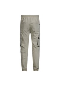 Lichtbeige cargobroek met een elastische tailleband, twee zijzakken en cargozakken op elke broekspijp voor extra functionaliteit.