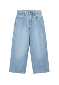 Lichtblauwe wijd gesneden denim jeans met een voorste knoop, rits, riemlussen en voor- en muntzakken, plat weergegeven op een witte achtergrond.