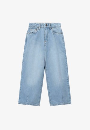 Lichtblauwe wijd gesneden denim jeans met een voorste knoop, rits, riemlussen en voor- en muntzakken, plat weergegeven op een witte achtergrond.