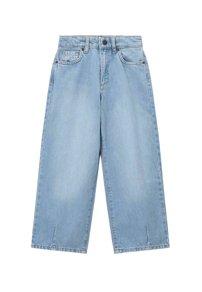 Lichtblauwe wijd gesneden denim jeans met een voorste knoop, rits, riemlussen en voor- en muntzakken, plat weergegeven op een witte achtergrond.