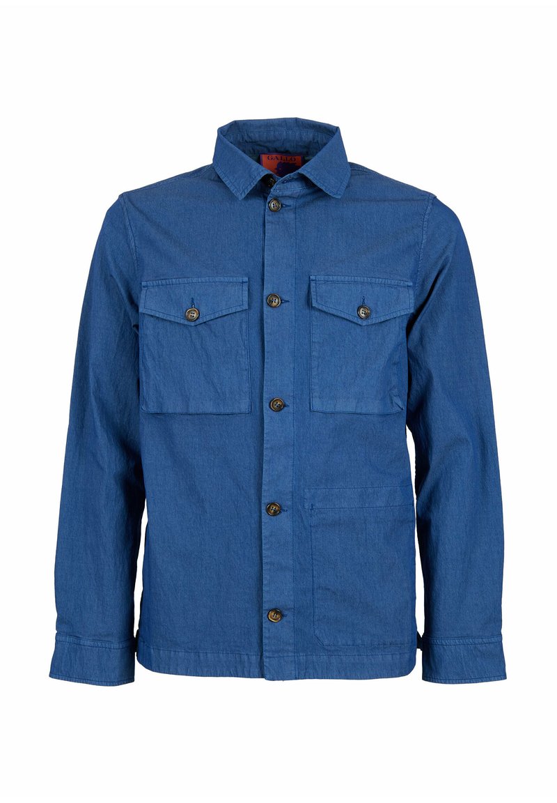 Camicia azzurra in denim con bottoni. Presenta due tasche sul petto, colletto e maniche lunghe con polsini a bottone.