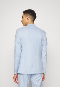 Isaac Dewhirst THE FASHION SUIT  - Odijelo - light blue
