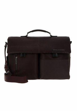 Borsa a tracolla in pelle marrone con pattina, tasche anteriori con zip e tasche a scomparsa, tracolla regolabile e finitura leggermente testurizzata. Presenta il logo Piquadro.
