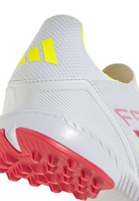 Sport Schuhe mit einem grauen Mesh-Obermaterial, neongelben Akzenten, strukturierter weißer Zwischensohle und pinkem Gummisohle mit einem Traktionsmuster.