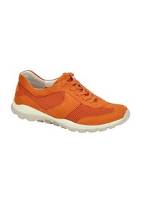 Oranje iferen sneaker met gaaspanelen, ronde neus en vetersluiting. Heeft een chunky witte rubberen zool met afgeronde randen.