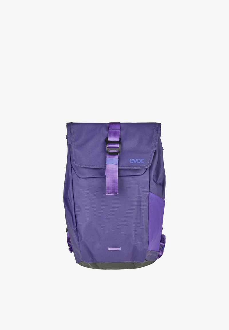 Sac à dos violet avec rabat roulé, sangle à boucle à l'avant, poche latérale et logo "evoc" sur le rabat supérieur.