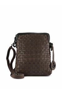 Bruine geweven lederen tas met ritsluiting, verstelbare riem en een ronde labelaccent. Gestructureerd oppervlak met een slank ontwerp.