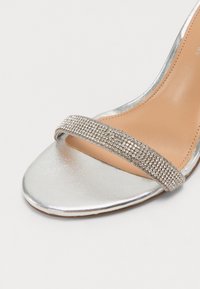 Madden Girl BRAZEN - Sandali z visoko peto - silver coloured