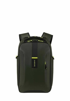 Sac à dos Samsonite vert foncé et noir avec bretelles rembourrées, poche zippée à l'avant, et tirettes de fermeture éclair ainsi que logo avec accents jaunes.