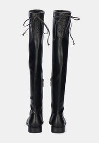 Botas altas de cuero negro hasta el muslo con cordones en la parte delantera y cremalleras en los laterales, con punta redonda y tacón bajo tipo bloque.