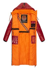 Rode gewatteerde jas met een oranje voering, voorzien van meerdere zakken, een capuchon en logo's aan de binnenkant. Ritssluiting en schouderriemdetail.