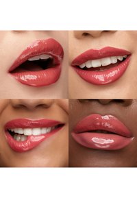 Cuatro primeros planos de labios diversos con lápiz labial rojo brillante, mostrando diferentes sonrisas y expresiones bucales.