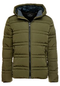 Padded jacket w oliwkowej zieleni, z zapięciem na zamek, kapturem i kieszeniami bocznymi. Teksturowana powierzchnia z poziomymi detalami pikowania.