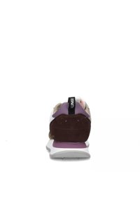 Sneaker con una toma superiore in rete bianca, tallone in suede marrone e accenti viola. Presenta un'etichetta nera del brand sul retro e una suola bianca texturizzata.