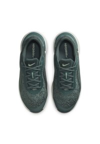 Zapatillas de running Nike en verde azulado oscuro, con parte superior de malla con detalles texturizados, cordones planos y suela acolchada. Logotipo visible en la lengüeta.