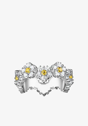 Silberner Ring mit abwechselnden Clustern aus weißen und gelben Edelsteinen, die in Blumenmustern angeordnet sind, mit einer gezackten Kantenband.