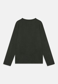 Langärmliges Hemd aus dunkelgrünem Stoff. Verfügt über einen Rundhalsausschnitt, einen geraden Saum und eine gerippte Bündchenstruktur. Minimalistisches Design ohne Muster.