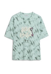 Camiseta oversized en verde menta con un patrón de tie-dye, que presenta el texto "Hid cn Est" en crema y un gráfico de llave en forma de corazón rosa con pedrería.