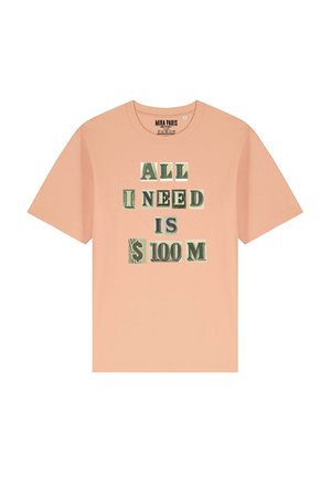 Licht perzik katoenen t-shirt met opvallende, veelkleurige tekst: "ALLES WAT IK NODIG HEB IS $100M." Klassieke ronde hals en korte mouwen.
