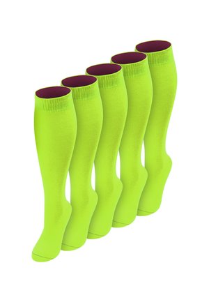 Fünf leuchtend neongrüne knielange Kompressionssocken mit lila Innenfutter, angeordnet in einer versetzten Reihe auf weißem Hintergrund.