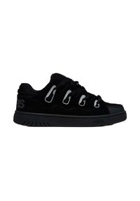 Zapatillas de ante negro con un diseño de corte bajo, parte superior texturizada, ojales grises contrastantes y un logo embellecido de "Osiris" en el talón.