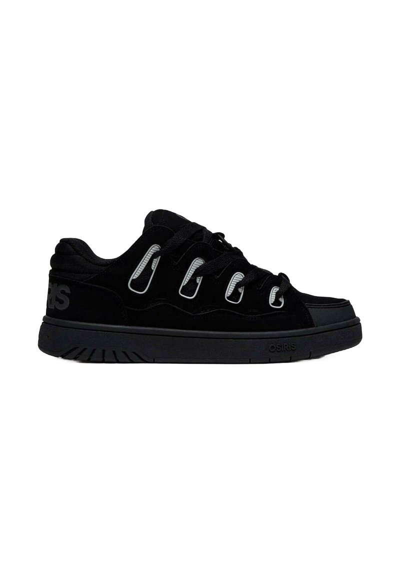 Zapatillas de ante negro con un diseño de corte bajo, parte superior texturizada, ojales grises contrastantes y un logo embellecido de "Osiris" en el talón.