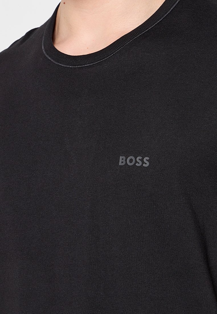 T-shirt en coton noir à col rond, avec un subtil logo "BOSS" gris sur la poitrine et des coutures visibles le long du col.