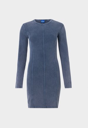 Rochie cu mâneci lungi, croială mulată, din material reiat albastru închis. Prezintă un decolteu rotund, cusături verticale și un accent logo pe mânecă.