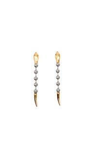 Pendientes en tono dorado con un diseño de serpiente y cuentas de plata a lo largo de una barra vertical, que terminan en puntas afiladas. Acabado metálico suave.