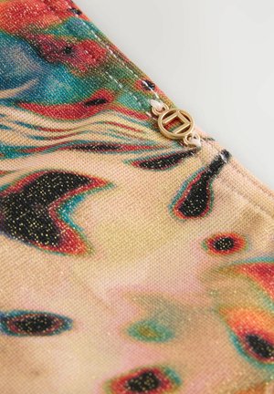 Többszínű szövet, forgó mintával, vörös, kék és arany csillogással. Arany színű fém kiegészítő a szélénél.