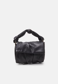 Mustaan nahkakäsilaukku solmittavalla kahvalla, jossa on pehmeä, poimutettu runko ja jämäkkä muoto. Sileä pinta, minimimäärä yksityiskohtia.