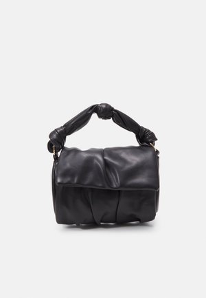 Czarna skórzana torba na ramię z węzłowym uchwytem, charakteryzująca się miękkim, plisowanym korpusem i zbudowaną formą. Gładka tekstura, minimalne akcenty.