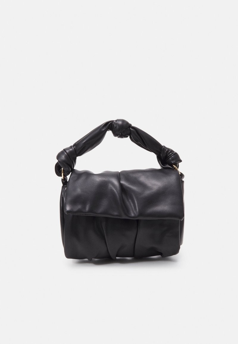 Sort læderhåndtaske med et knyttet håndtag, der har en blød, plisseret krop og en struktureret form. Glat tekstur, minimale detaljer.