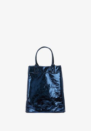 Mørkeblå, blank totebag med struktureret, krøllet overflade. Har to solide håndtag og en stiv, rektangulær form.
