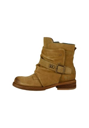 Světlé suede kotníkové boty se skládací konstrukcí, širokým popruhem a kovovou sponou, kulatou špičkou a nízkým stohovaným dřevěným podpatkem.