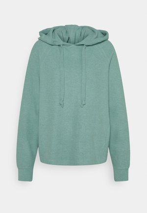 Sweat à capuche vert doux, manches longues, cordons à l'avant et poignets côtelés, présenté sur un fond clair uni.