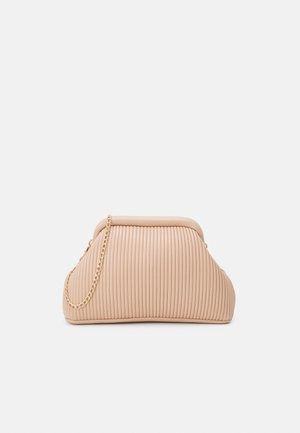 Beige, plisseret læder clutch med guldkæde, struktureret trapezform, på ens hvid baggrund.