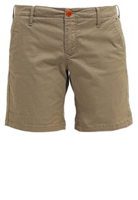 Beżowe szorty z bawełny o luźnym kroju, z bocznymi kieszeniami i pomarańczowym guzikiem w pasie. Gładka faktura, proste wykończenie na dole.