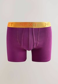 Lila pamut boxer alsónadrág sárga gumival, amelyen emboszált narancssárga "NEXT" felirat található. Simaság és testhezálló fazon jellemzi.