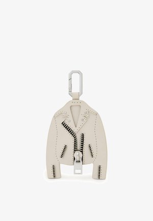 Brelok w kształcie białej skórzanej kurtki motocyklowej z czarnymi detalami suwaka i srebrnym karabińczykiem na górze.