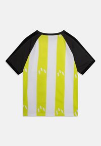 T-shirt à manches courtes avec un design rayé en vert lime et blanc, présentant des manches raglan noires et des accents blancs subtils.